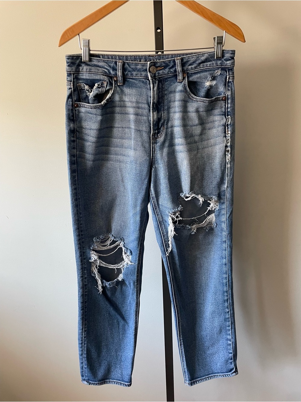 American Eagle Mom Straight Jean Ripped Destroyed Distressed Cropped Size 10